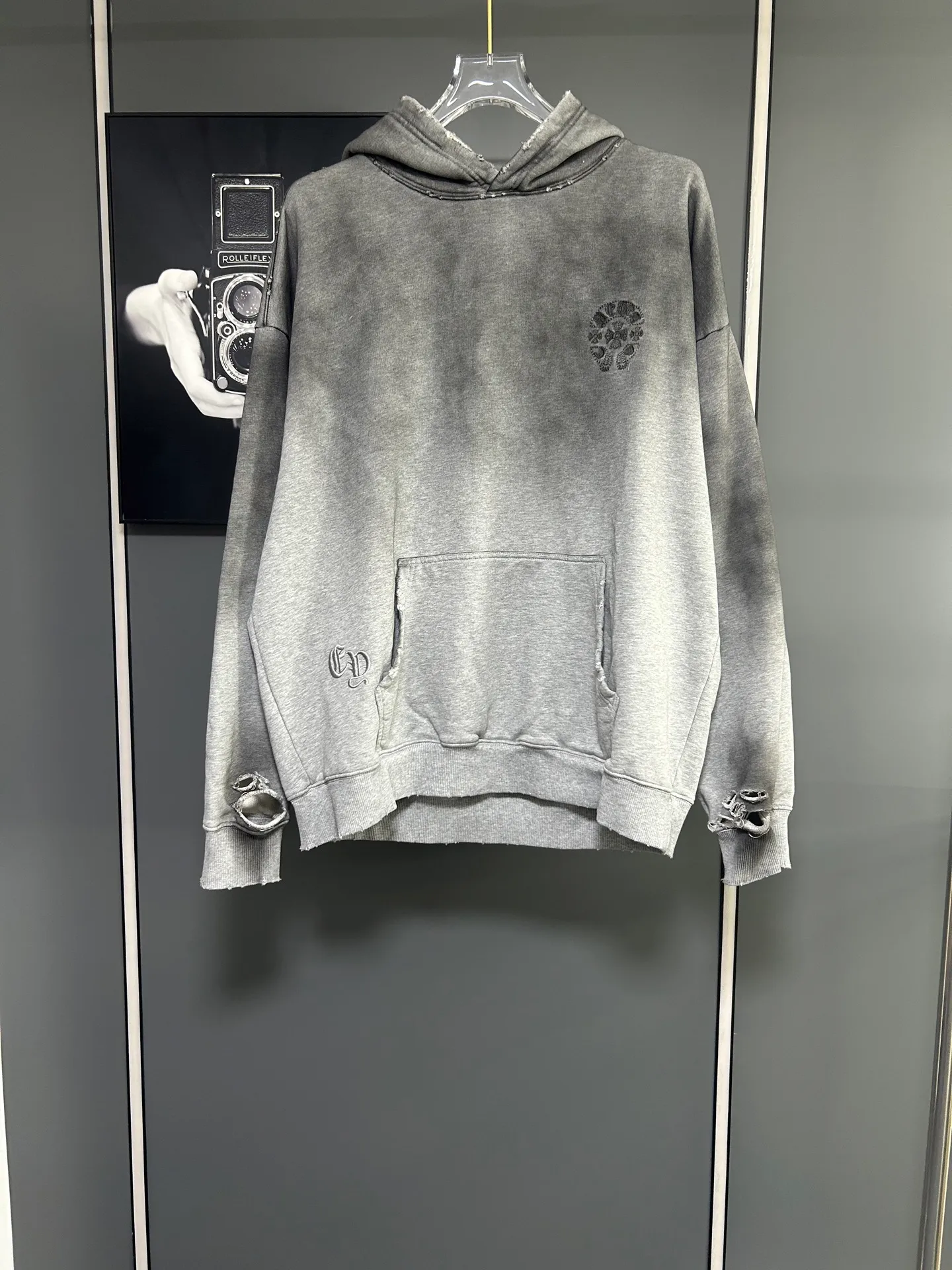 P310 𝗖𝗵𝗿𝗼𝗺𝗲 𝗛𝗲𝗮𝗿𝘁𝘀/Cro Heart 2025 Cross Patch Embroidery Summer New Original Single Counter American Acid Washed Distressed Laser Burnt Patch Embroidery Couple Casual Hooded Sweatshirt 👑The highest version! Customized fabric 440g tripe terry fabric! American acid-washed and distressed original fabric laser burnt ✟appliqué embroidery and exquisite embroidery of letters! The best-selling model at the counter. It is very comfortable to wear. It is low-key yet luxurious. It is very classy when worn. The large size and tailoring are needless to say. The upper body is exquisite and vivid. 👍High-end first-class materials. A truly palace-level product. The cotton from Turkey is of outstanding quality. After heavy washing, the clothes are very soft! Not picky, the upper body is absolutely stylish and extremely luxurious. Auxiliary materials: The original model has been authenticated and labeled ➕100% silk washed with water label. Genuine purchase-grade original hangtag➕matching hanging rope➕3D hanging beads➕original packaging bag. Craftsmanship: The original version has consistent wiring! The highest version of the armhole matching technique! Countless times of pattern making to 100% restore the original appearance! The correct version is the same for men and women, super eye-catching, super good-looking, and super atmospheric! Color: black, white and gray Size, XS S M L